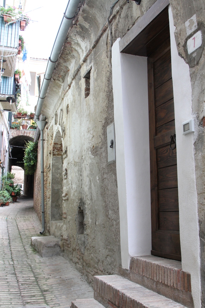 House in Penne - view 1