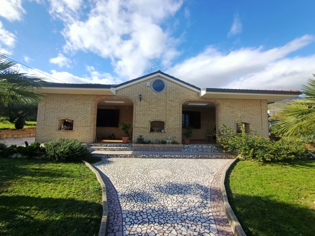 Villa in Castiglione a Casauria - view 1